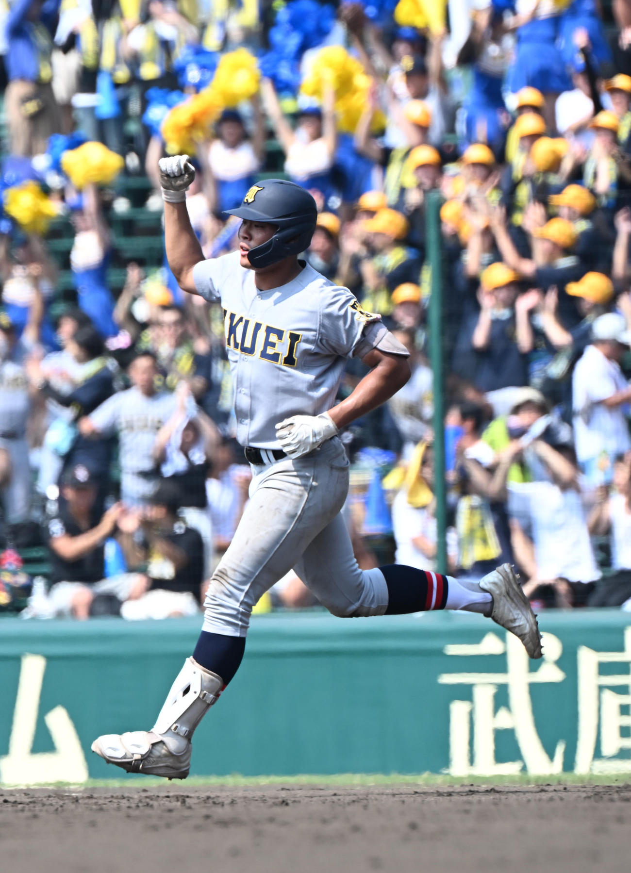 左越えソロ本塁打を放った高田はガッツポーズ（撮影・和賀正仁）