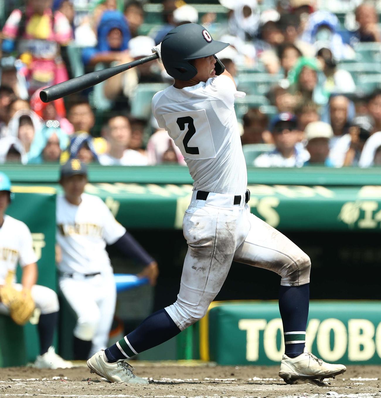沖縄尚学対鳴門　9回表沖縄尚学1死満塁、宜野座は2点適時打を放つ（撮影・上田博志）