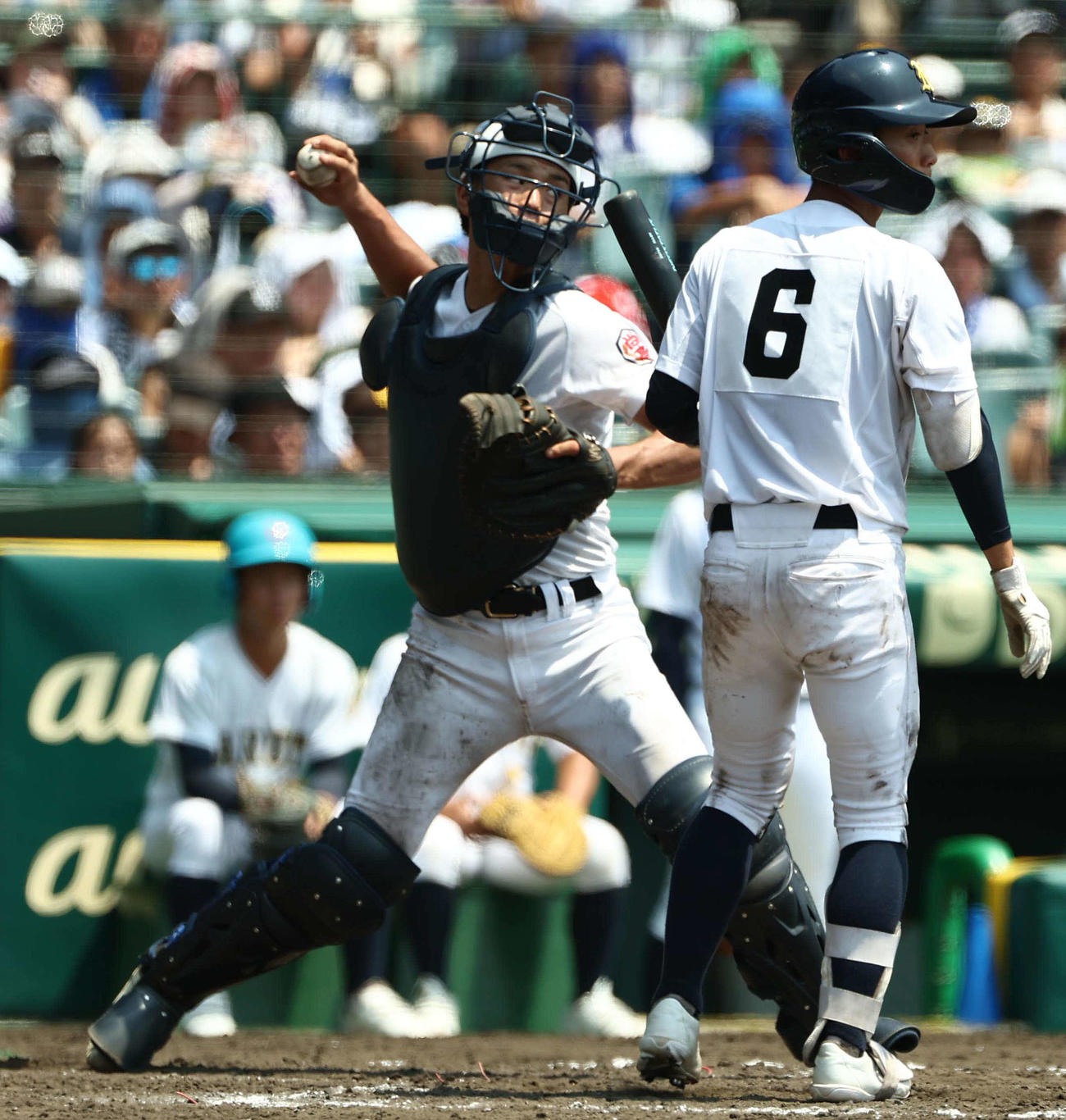 沖縄尚学対鳴門　4回裏鳴門1死一塁、野田の二盗を阻止する沖縄尚学・宜野座（撮影・上田博志）