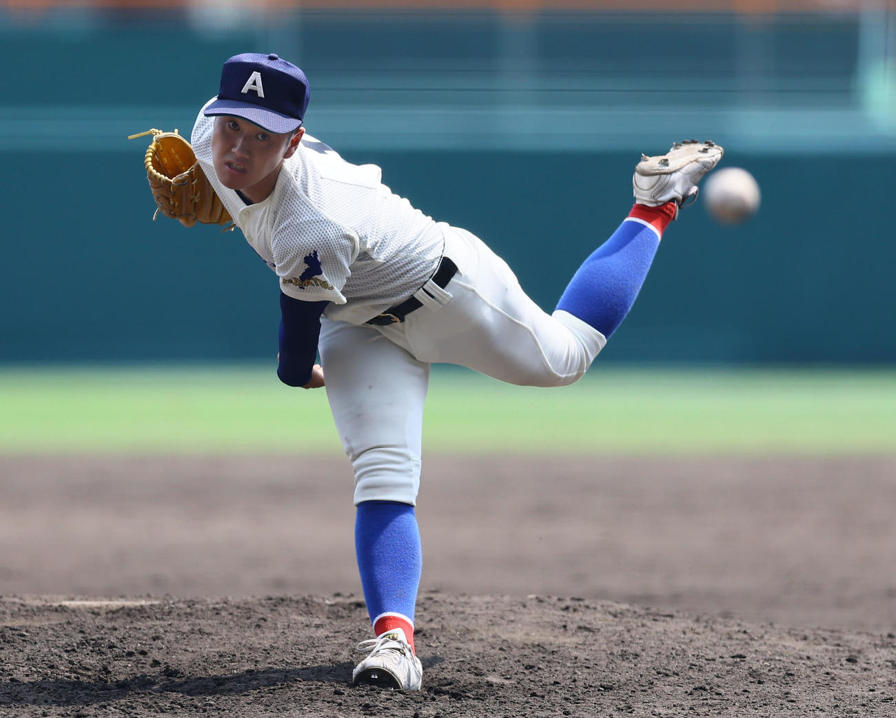 横浜対綾羽　5回途中、3番手で登板した綾羽・藤田（撮影・藤尾明華）