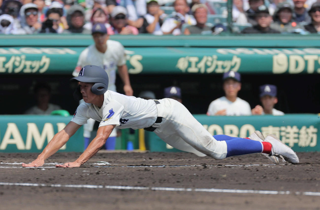 横浜対綾羽　1回裏綾羽1死一、三塁、北川陽聖は山本迅一郎の右先制犠飛で生還する（撮影・宮崎幸一）