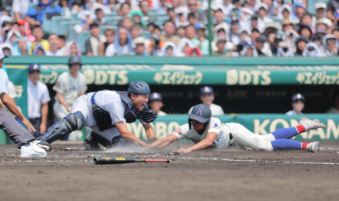 横浜対綾羽　1回裏綾羽1死一、三塁、北川陽聖は山本迅一郎の右先制犠飛で生還する（撮影・宮崎幸一）
