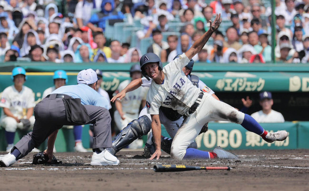 横浜対綾羽　1回裏綾羽1死一、三塁、北川陽聖は山本迅一郎の右先制犠飛で生還する（撮影・宮崎幸一）