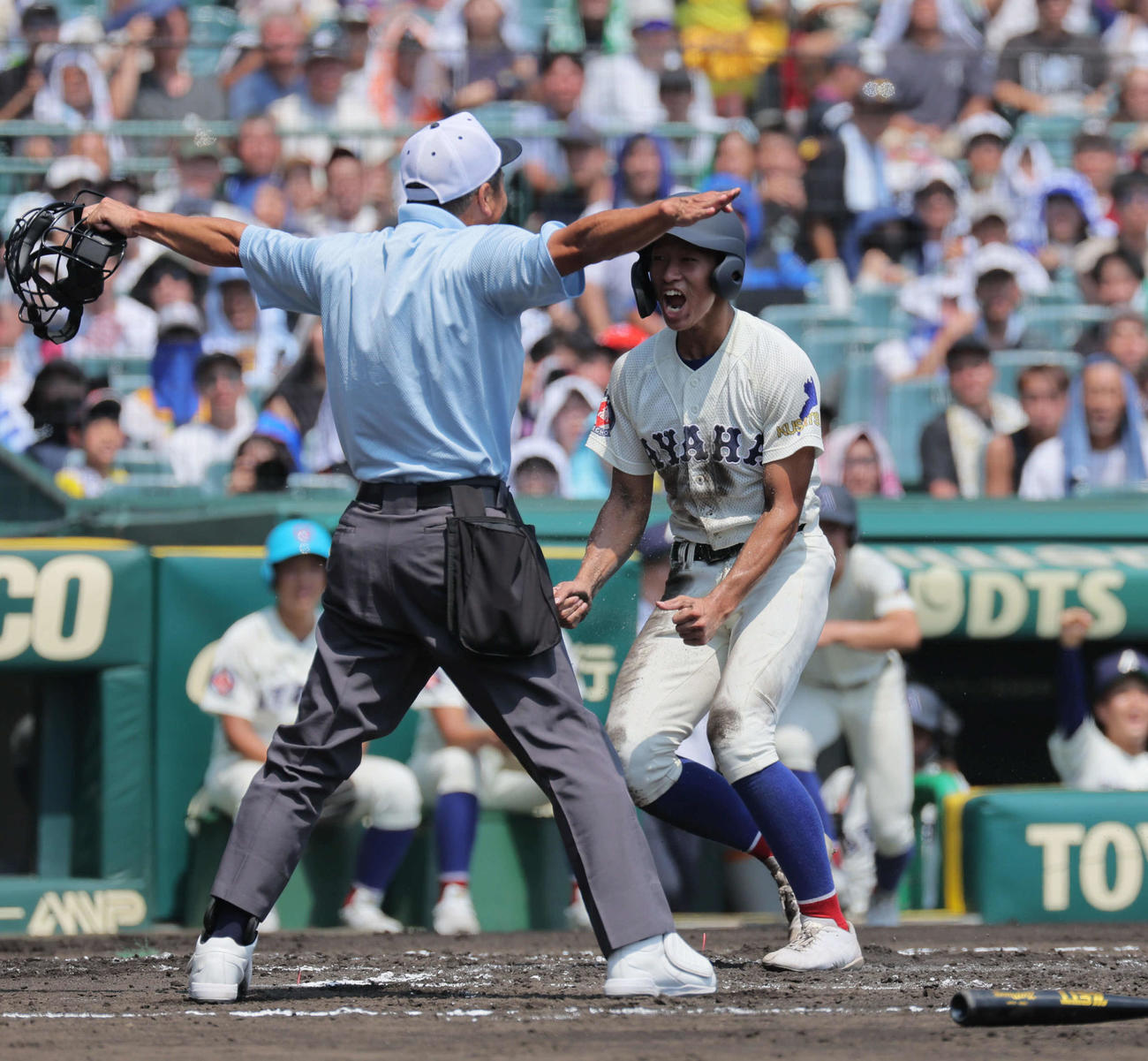 横浜対綾羽　1回裏綾羽1死一、三塁、北川陽聖は山本迅一郎の右先制犠飛で生還する（撮影・宮崎幸一）
