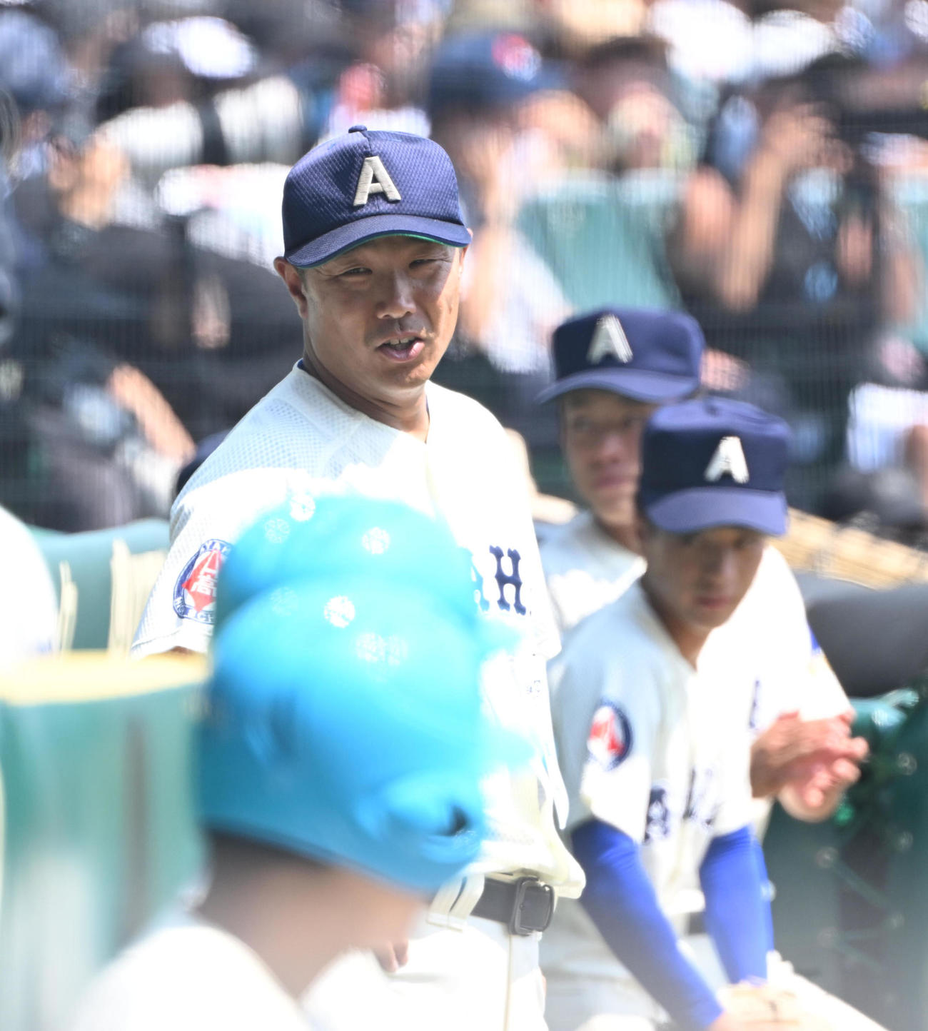 横浜対綾羽　ベンチから指揮を執る綾羽・千代監督（撮影・和賀正仁）