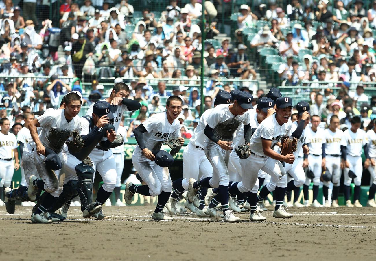 沖縄尚学対鳴門　鳴門に勝利した沖縄尚学ナインは応援団席へ笑顔を見せながら駆けだす（撮影・上田博志）