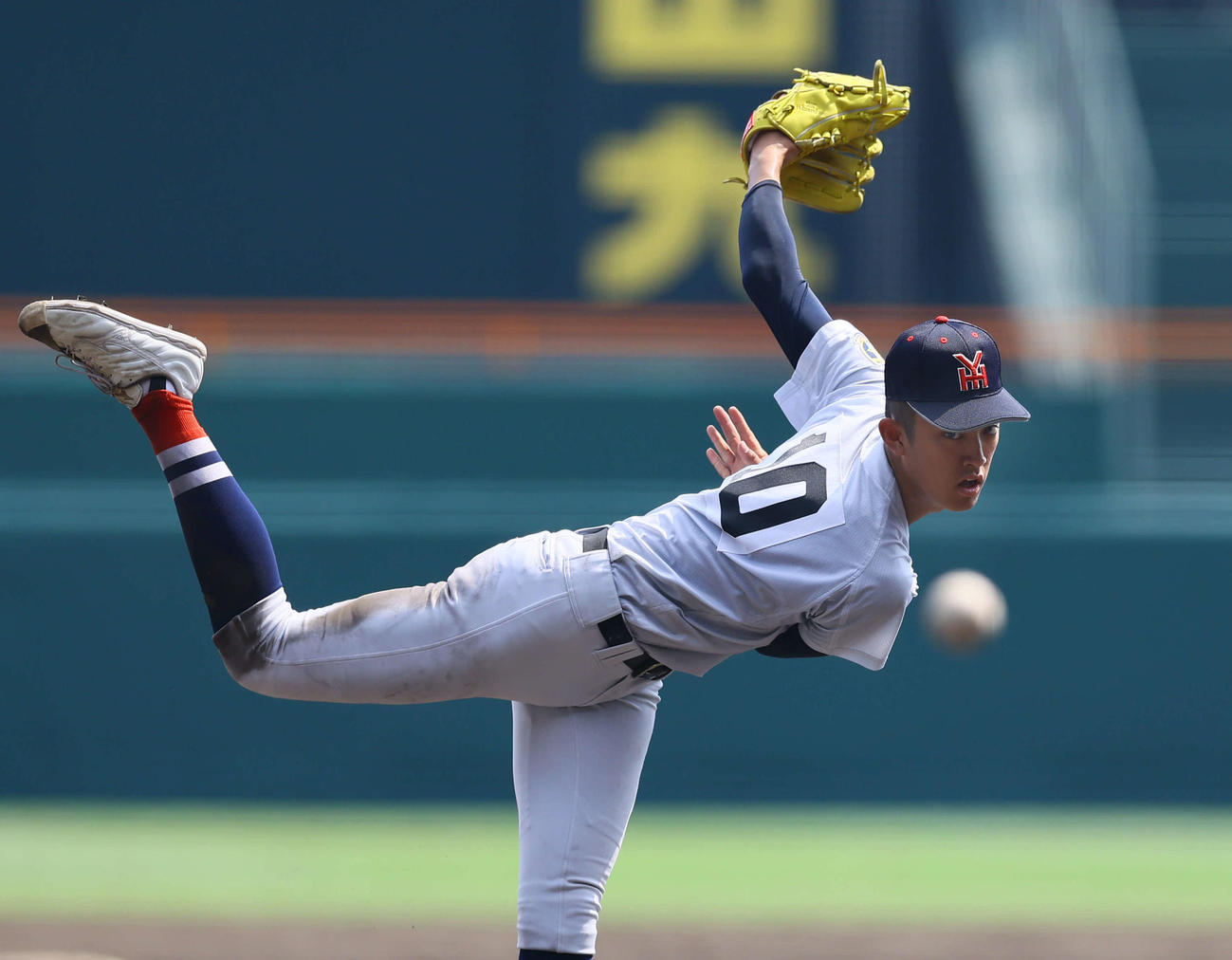 横浜対綾羽　4回、2番手で登板した横浜・織田（撮影・藤尾明華）