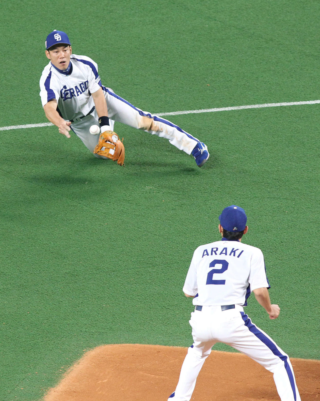日本シリーズ・第3戦　中日対ソフトバンク　6回表ソフトバンク2死一、二塁、川崎宗則の二遊間の打球に飛びつき好捕、二塁ベースカバーの荒木雅博にトスして封殺する井端弘和＝2011年11月15日