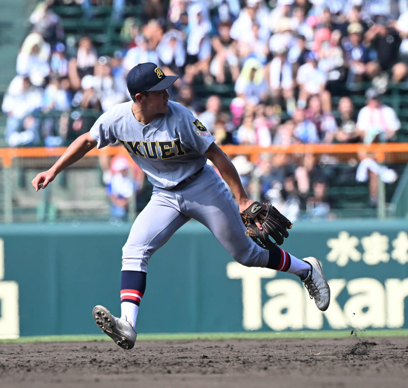 開星対仙台育英　5回表開星無死一塁、小村の打球をバックハンドで捕球し二塁にグラブトスする二塁社有本（撮影・和賀正仁）