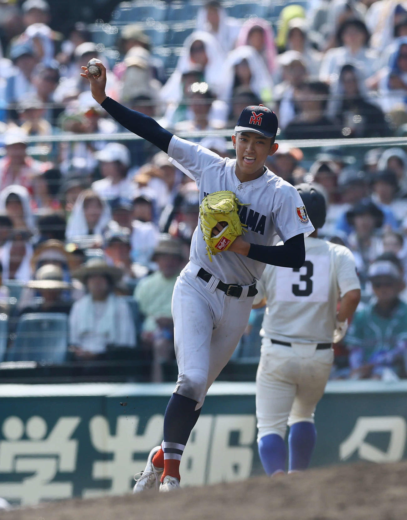 横浜対綾羽　7回裏綾羽2死一、二塁、山下を一ゴロに打ち取り笑顔を見せる織田（撮影・藤尾明華）