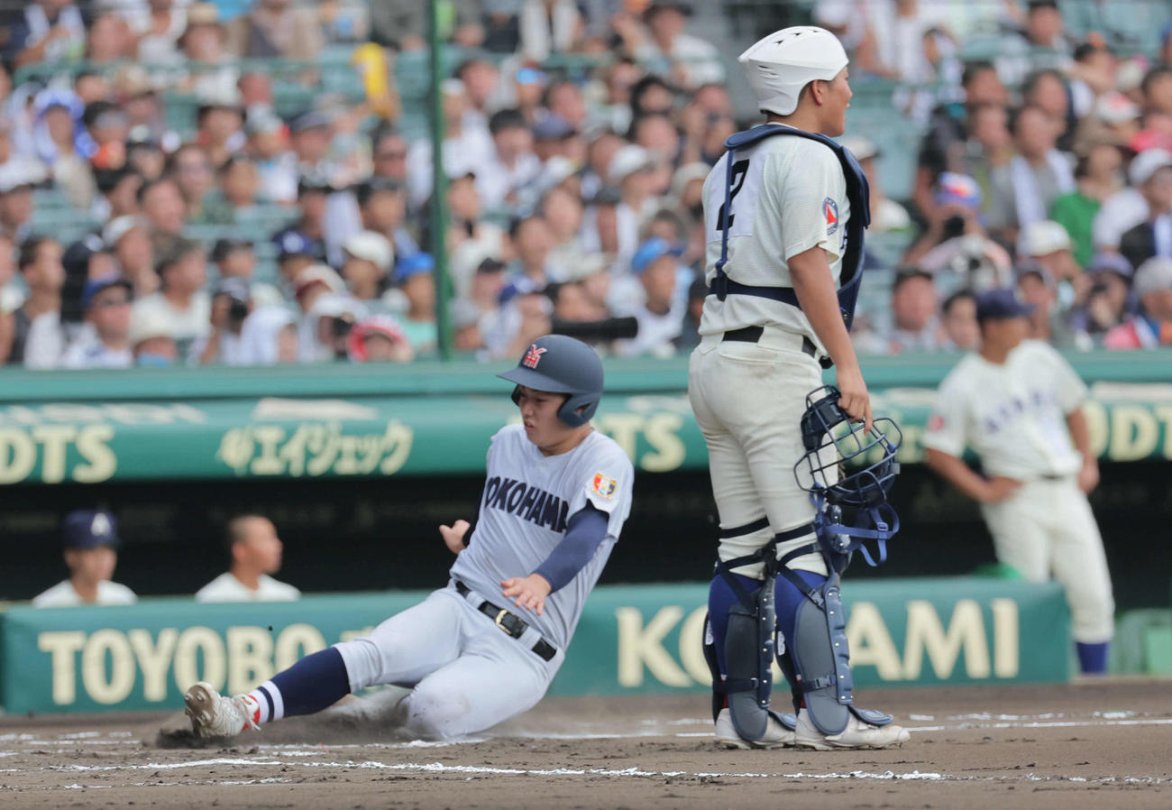 横浜対綾羽　6回表横浜無死一、二塁、小野舜友のバントは投手野選となり、一塁から奥村頼も生還する（撮影・宮崎幸一）