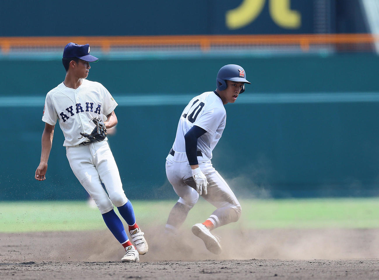 横浜対綾羽　5回表横浜2死一塁、奥村凌のとき二盗を決める織田（撮影・藤尾明華）