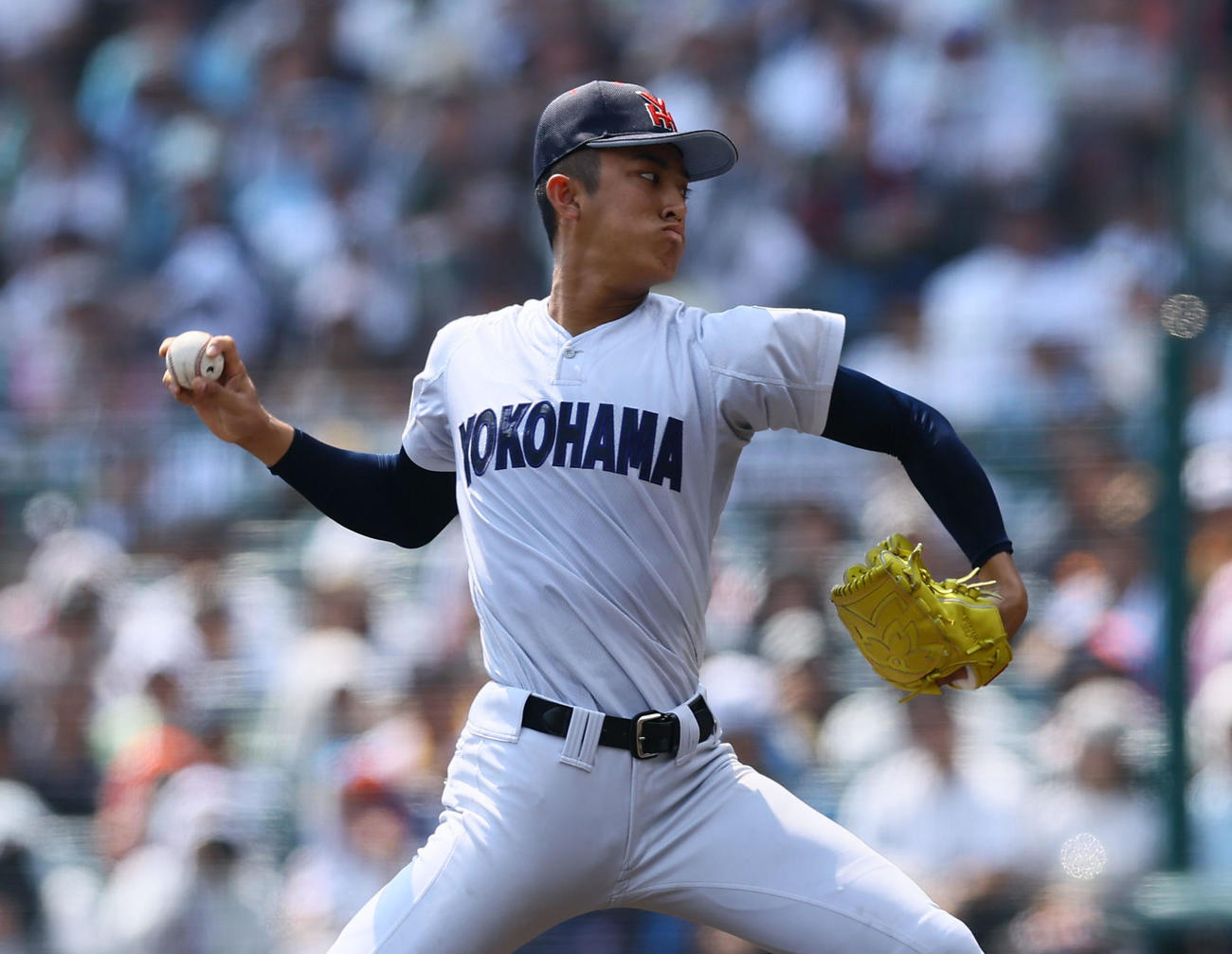 横浜対綾羽　4回、2番手で登板した横浜・織田（撮影・藤尾明華）