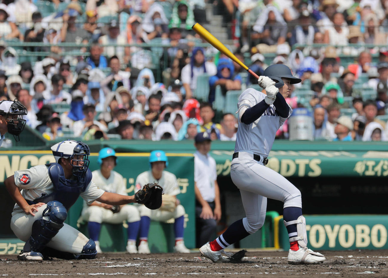 横浜対綾羽　2回表横浜無死、奥村頼人は中前打を放つ（撮影・宮崎幸一）