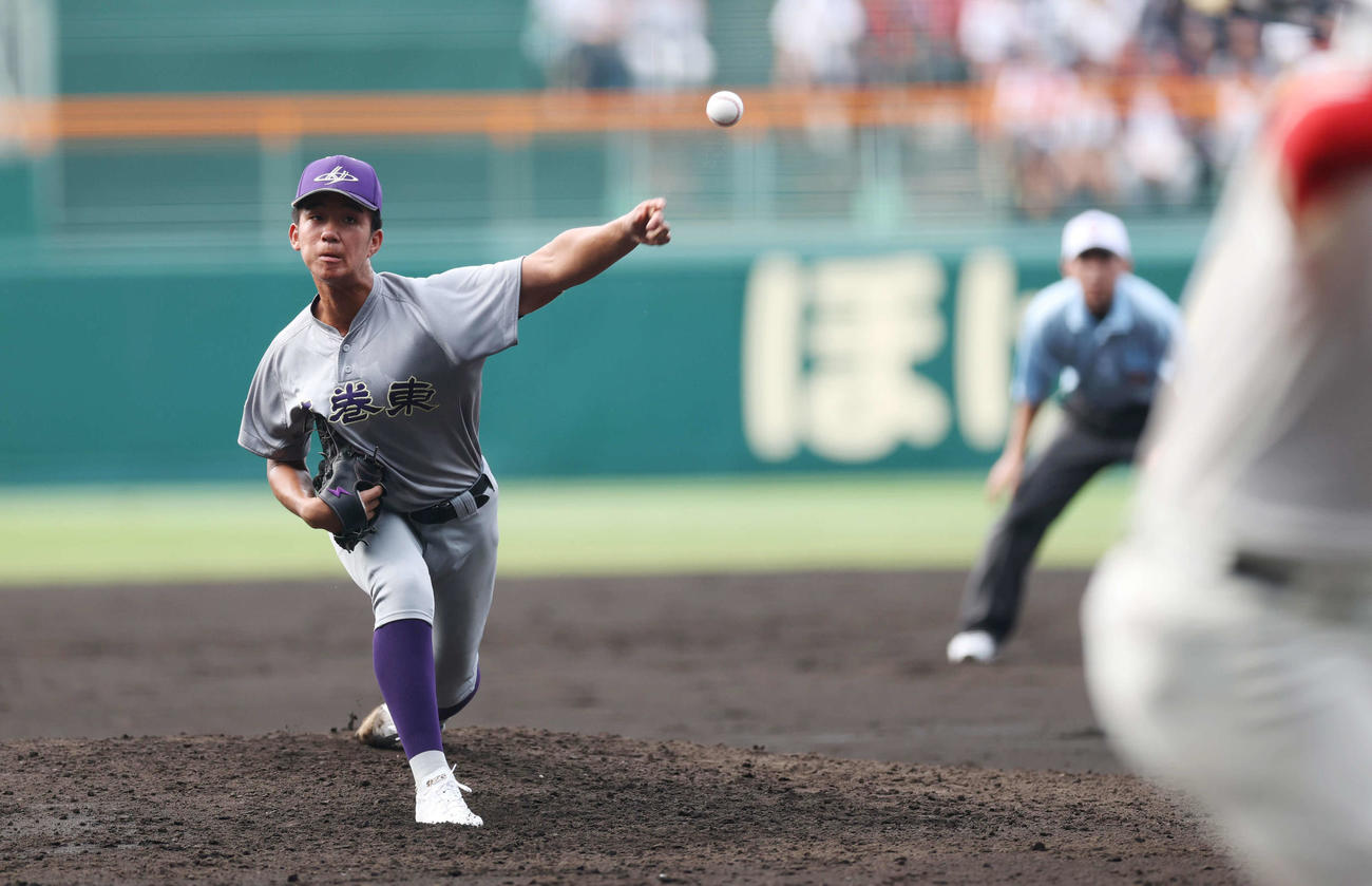 智弁和歌山対花巻東　先発し力投する花巻東・萬谷（2025年8月8日撮影）