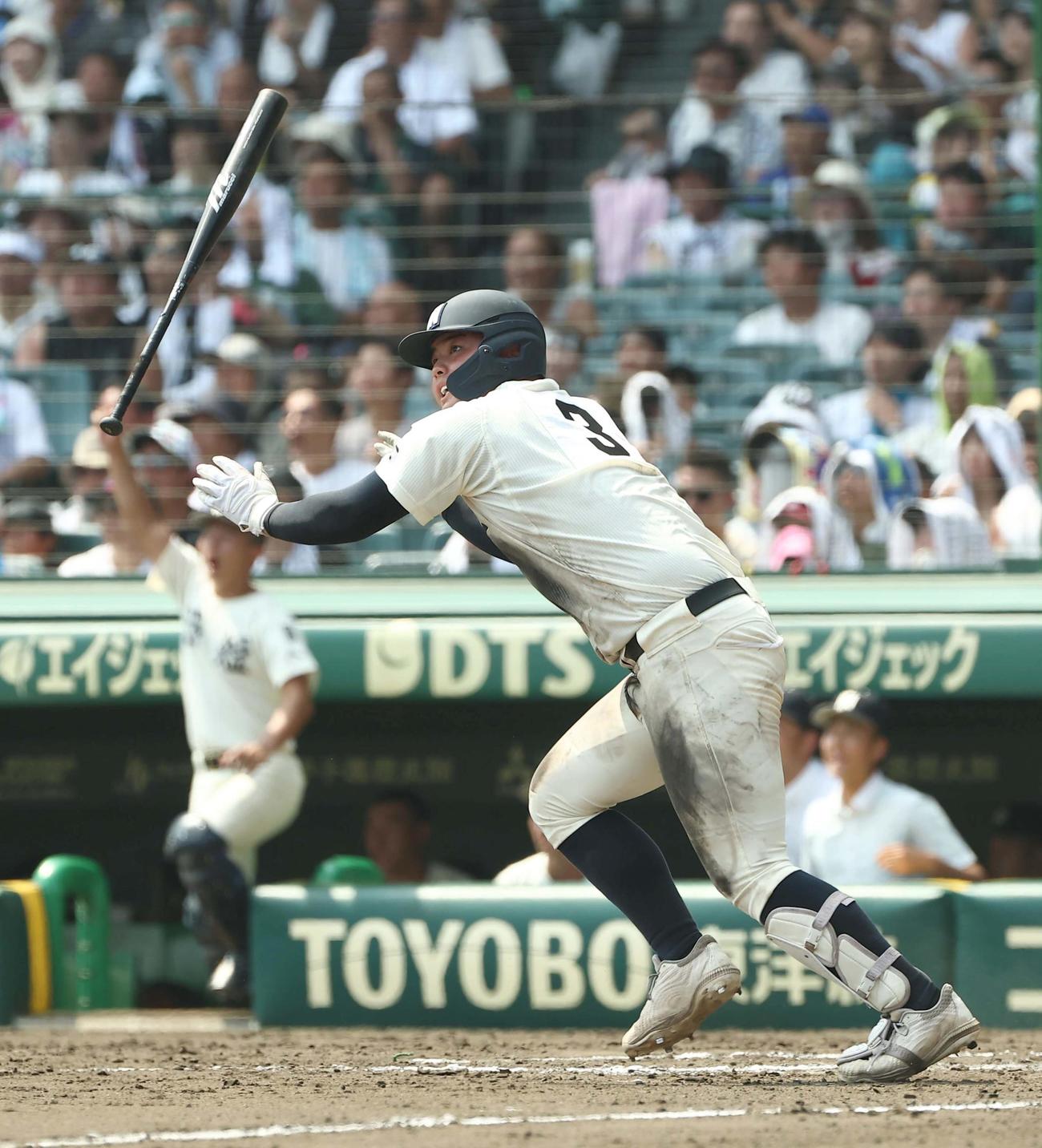 聖隷クリストファー対西日本短大付　8回裏西日本短大付無死一塁、佐藤は左越え勝ち越し二塁打を放ちバットを投げる（撮影・上田博志）