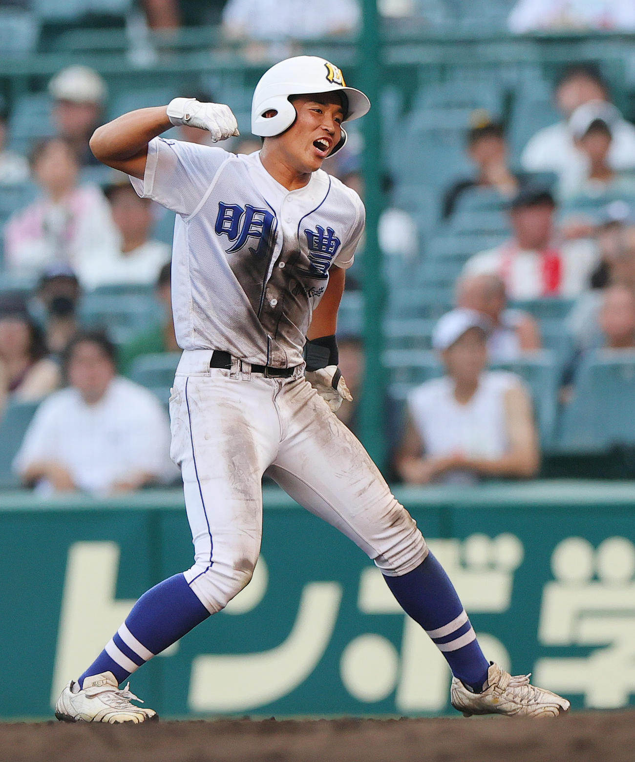 佐賀北対明豊　8回表明豊無死二、三塁、加納は左2点適時打を放ちガッツポーズする（撮影・上山淳一）