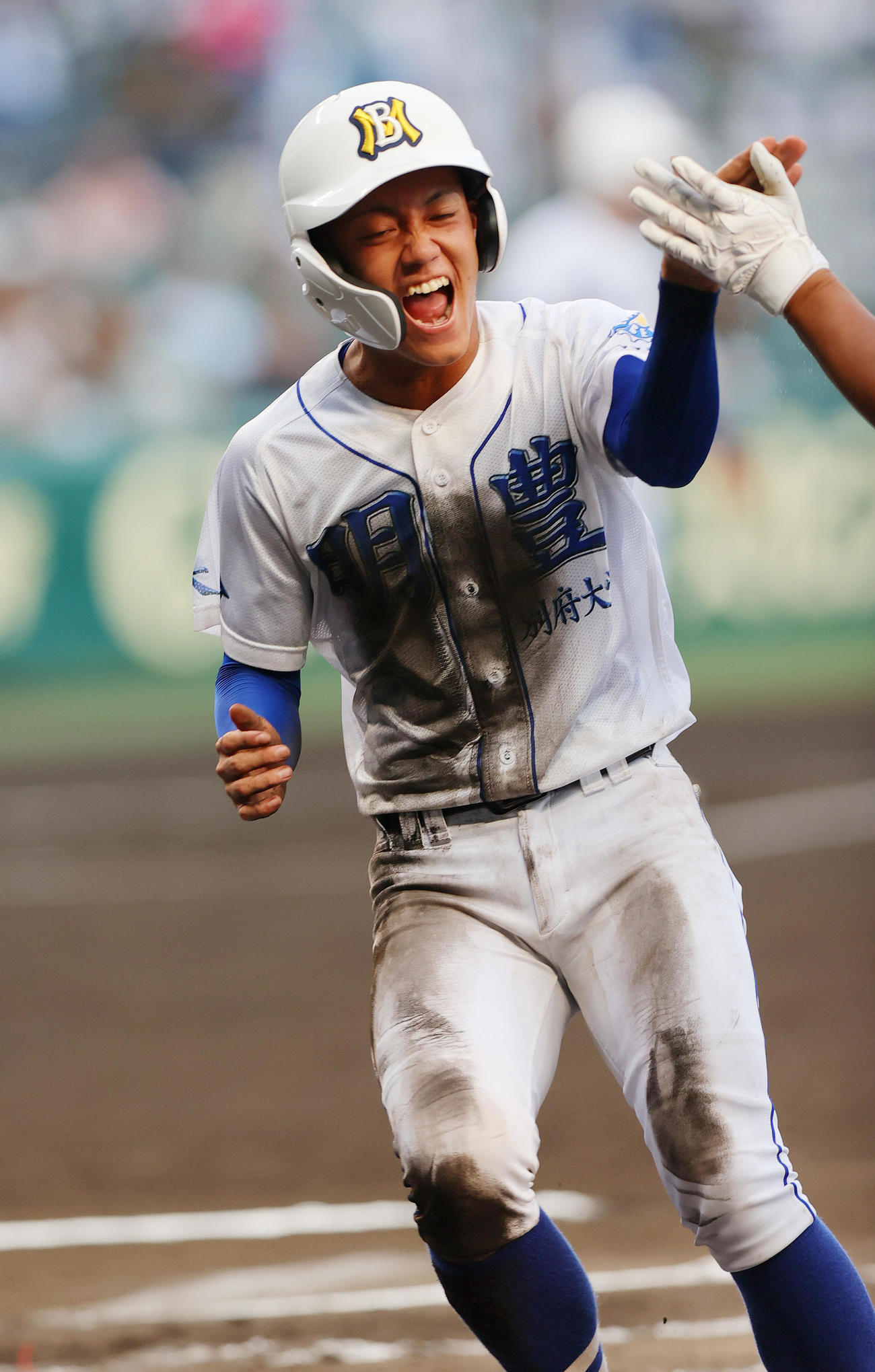 佐賀北対明豊　6回表明豊1死二塁、二走藤は加納の遊内野安打から守備の悪送球で一気に生還し歓喜する（撮影・上山淳一）