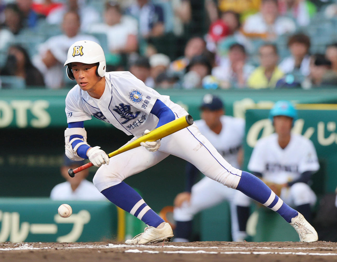 佐賀北対明豊　8回表明豊無死二塁、岡田はセーフティバントを決める（撮影・上山淳一）