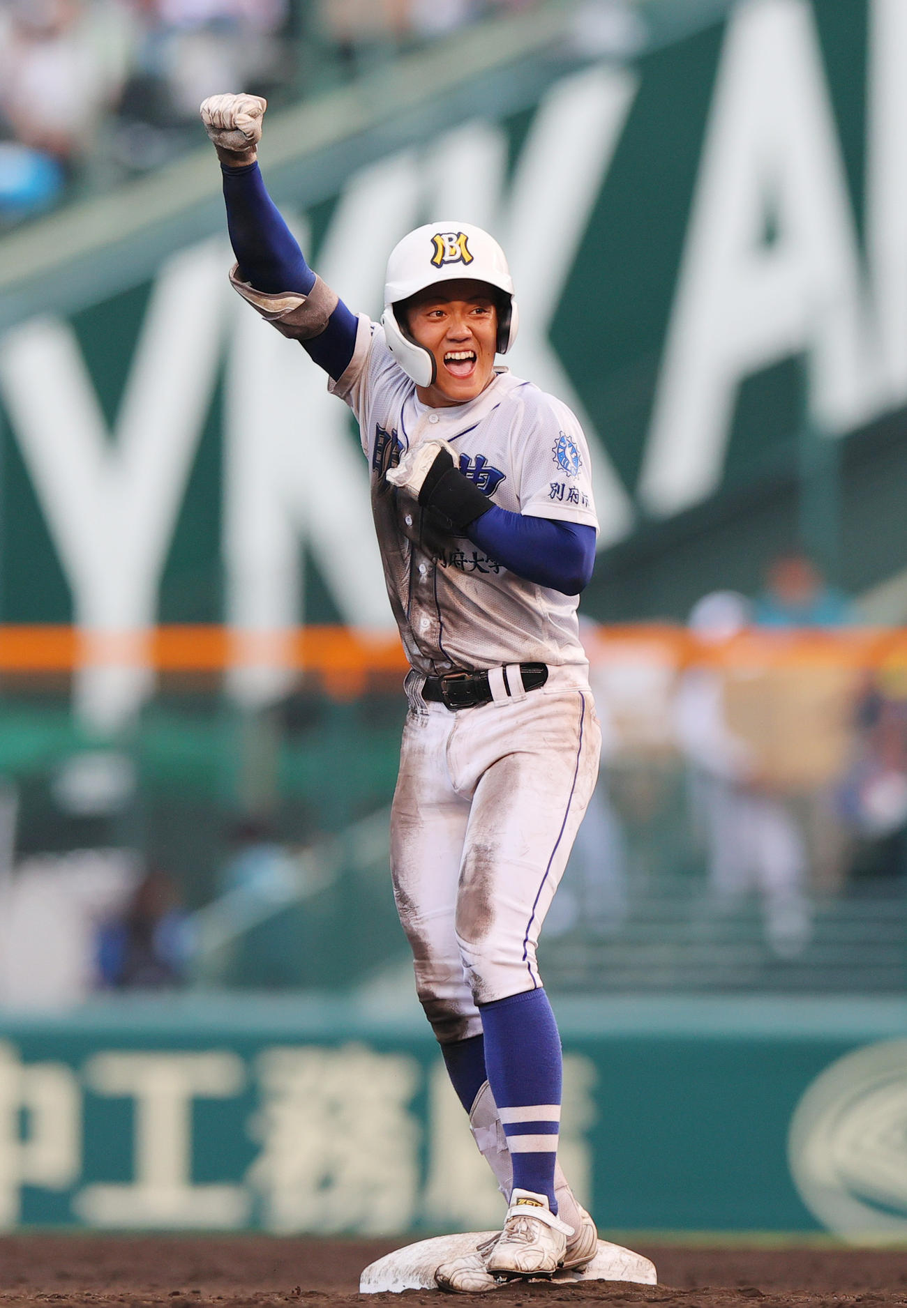 佐賀北対明豊　8回表明豊無死、藤は左二塁打を放ち二塁で喜ぶ（撮影・上山淳一）