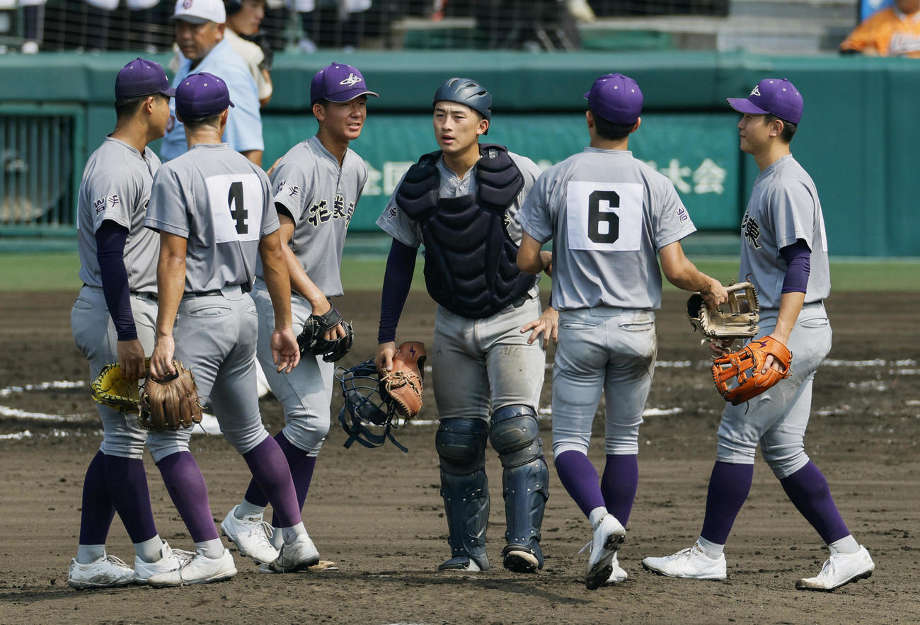 花巻東―東洋大姫路　4回裏、ピンチでマウンドに集まる花巻東ナイン（共同）