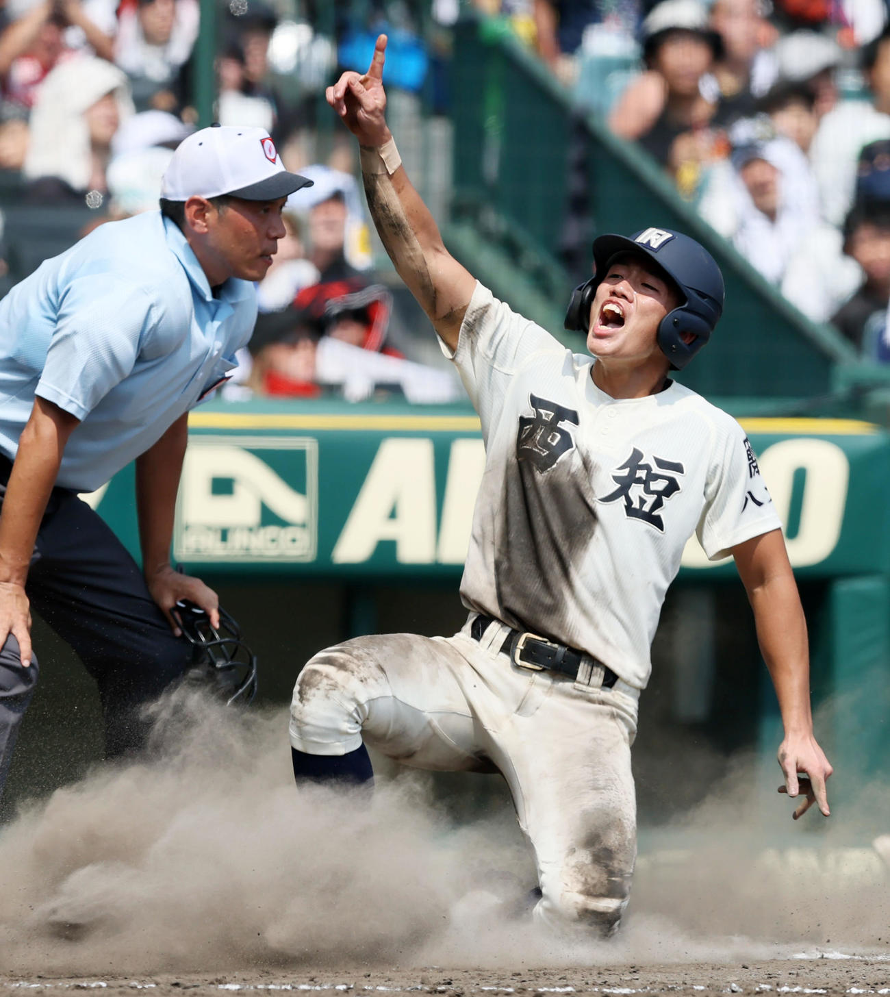 聖隷クリストファー対西日本短大付　8回裏西日本短大付無死一塁、佐藤の中越え適時二塁打で生還する二塁走者斉藤（撮影・加藤哉）