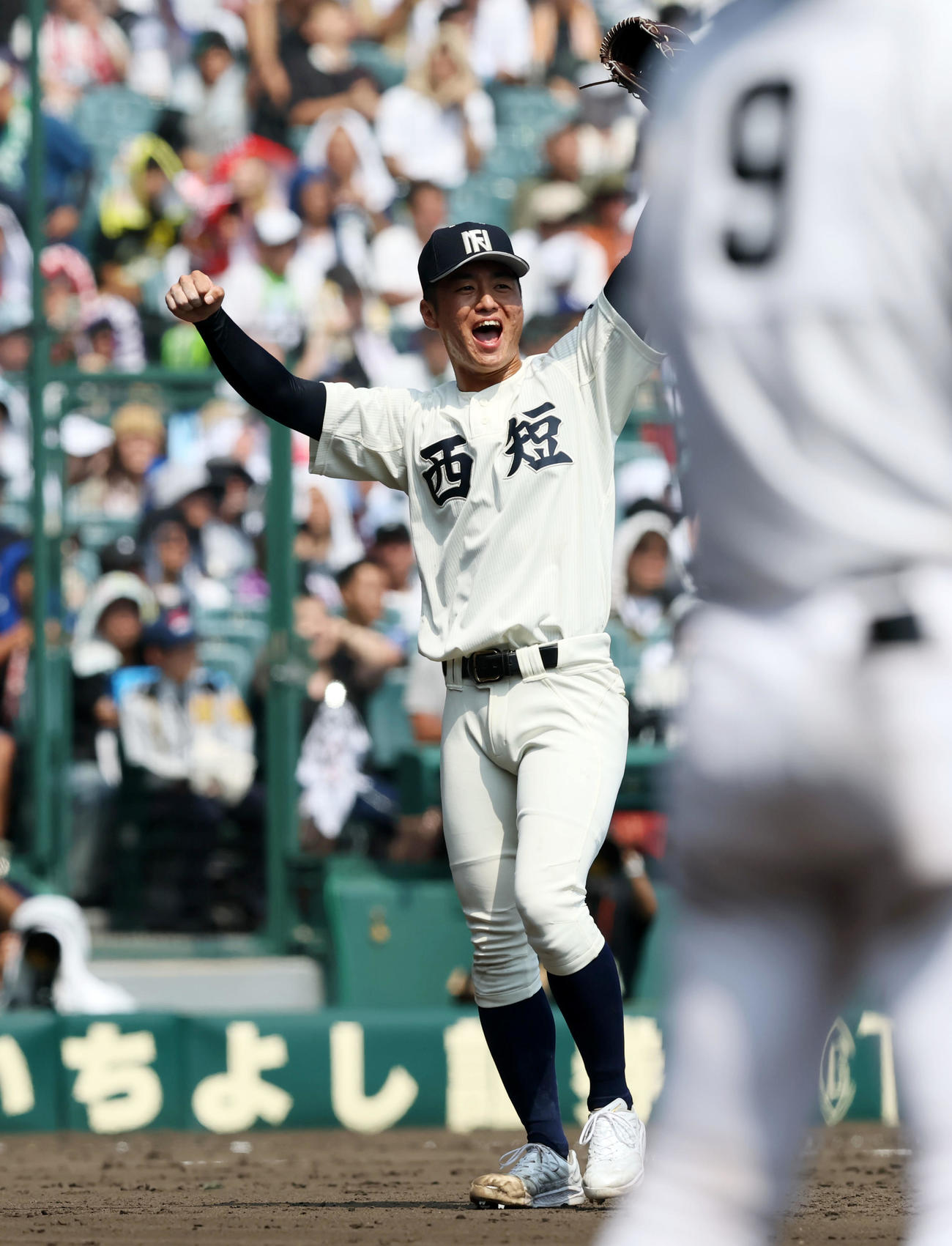 聖隷クリストファー対西日本短大付　9回表聖隷クリストファー2死、中野は代打渡部真を中飛に仕留めガッツポーズを見せる（撮影・加藤哉）