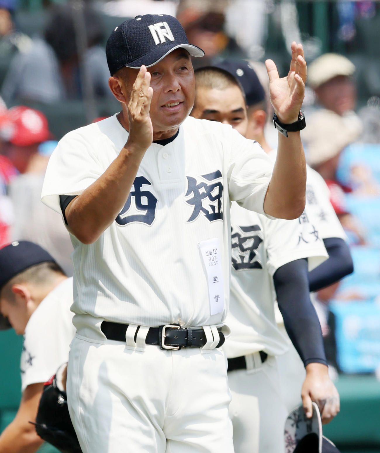 聖隷クリストファー対西日本短大付　手を叩きながら選手をベンチへ迎える西日本短大付の西村監督（撮影・加藤哉）