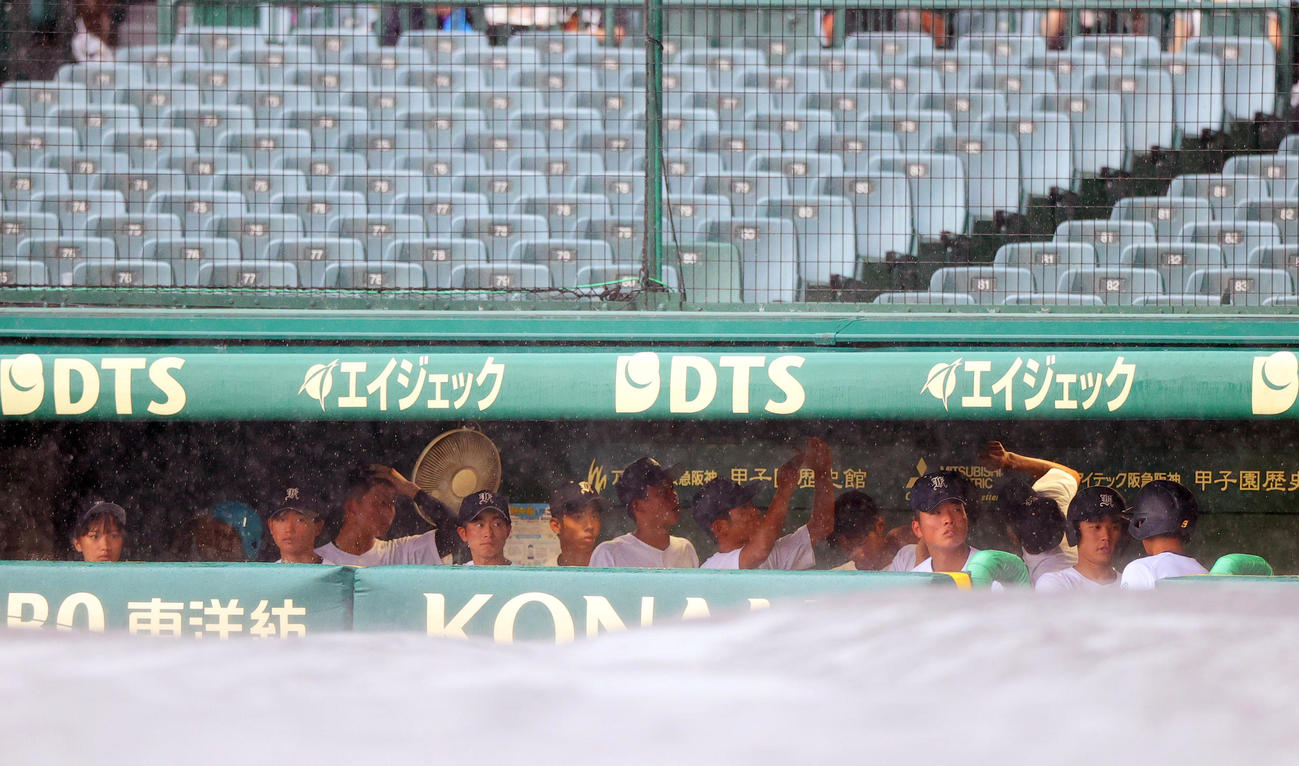 佐賀北対明豊　ベンチで試合を待つ佐賀北ナイン（撮影・上山淳一）
