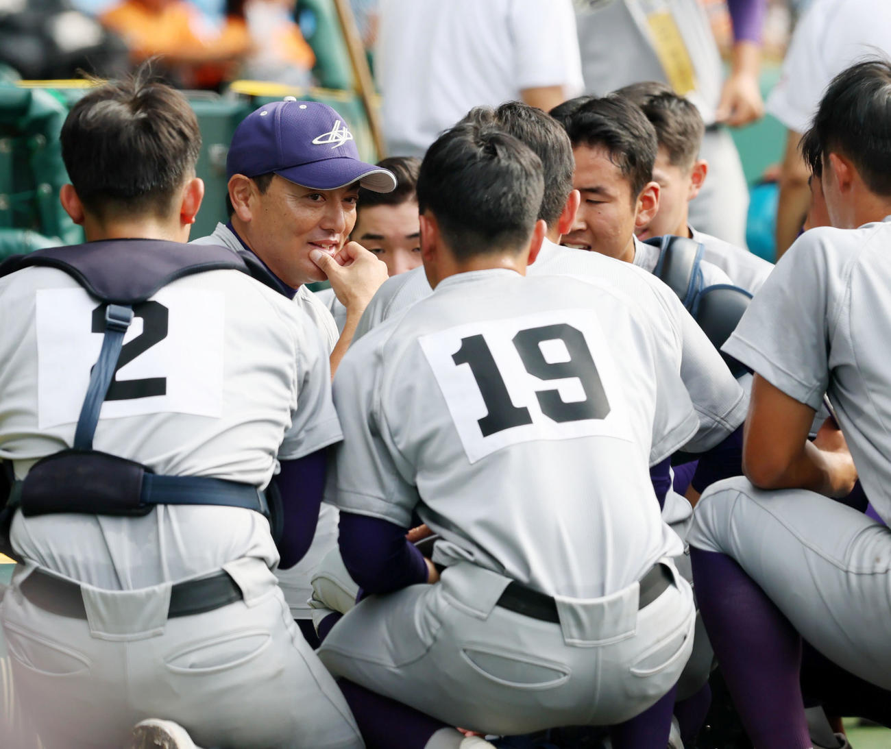 花巻東対東洋大姫路　試合前のナインを集めて話しをする花巻東の佐々木監督（撮影・加藤哉）
