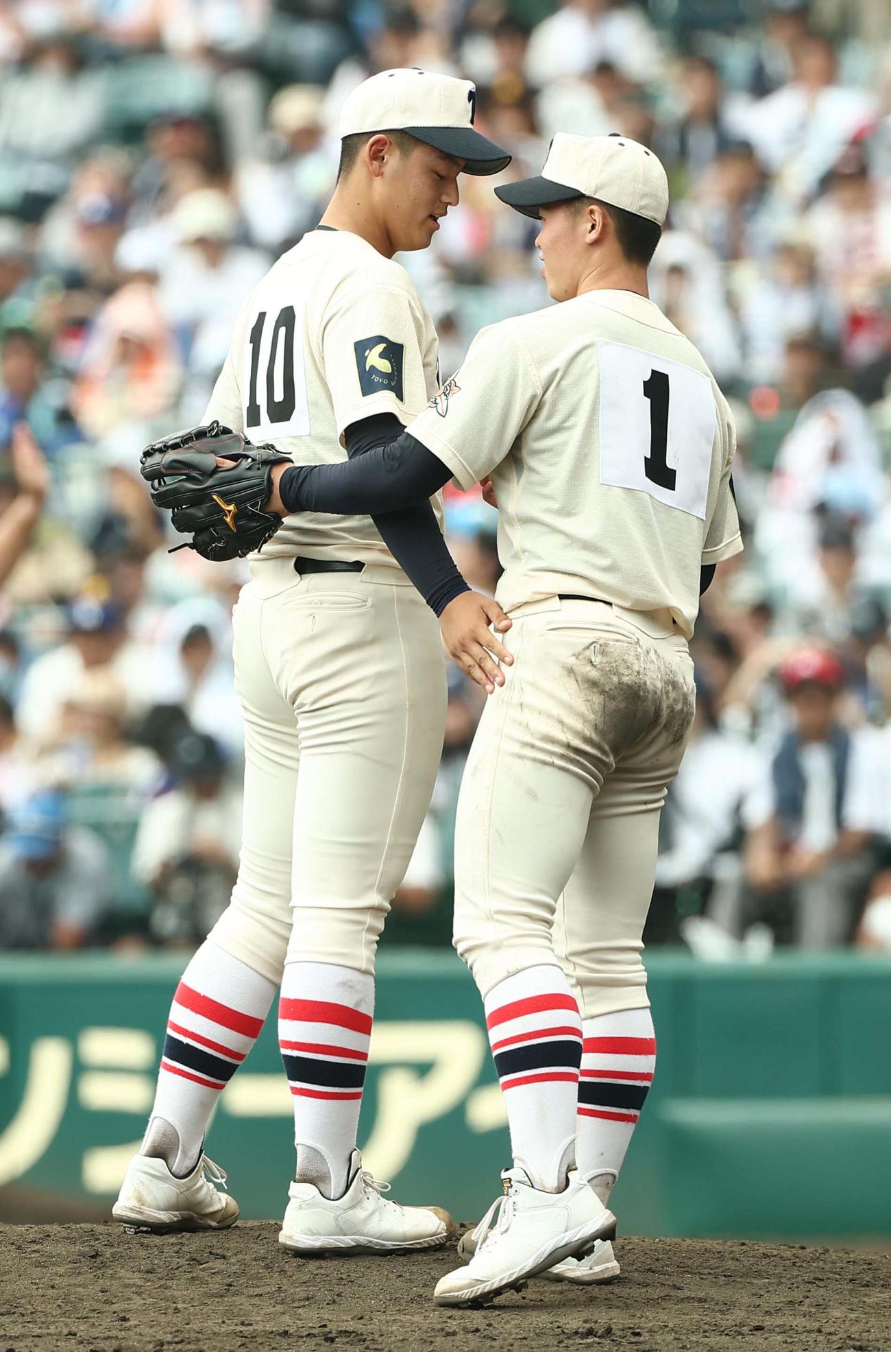 花巻東対東洋大姫路　東洋大姫路先発の木下（右）と交代してマウンドに上がる2番手の阪下（撮影・上田博志）