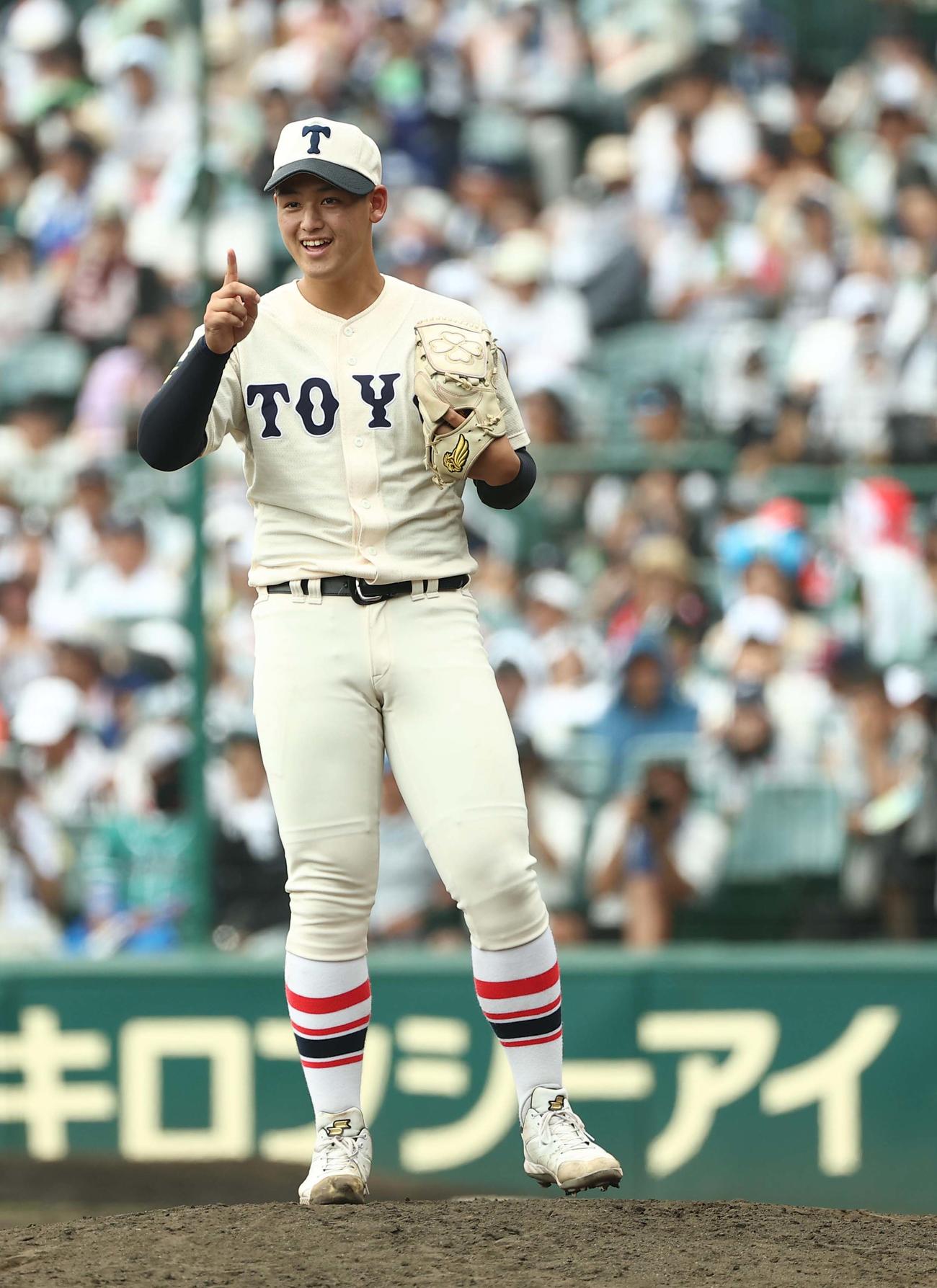 花巻東対東洋大姫路　マウンドで笑顔を見せる東洋大姫路・阪下（撮影・上田博志）