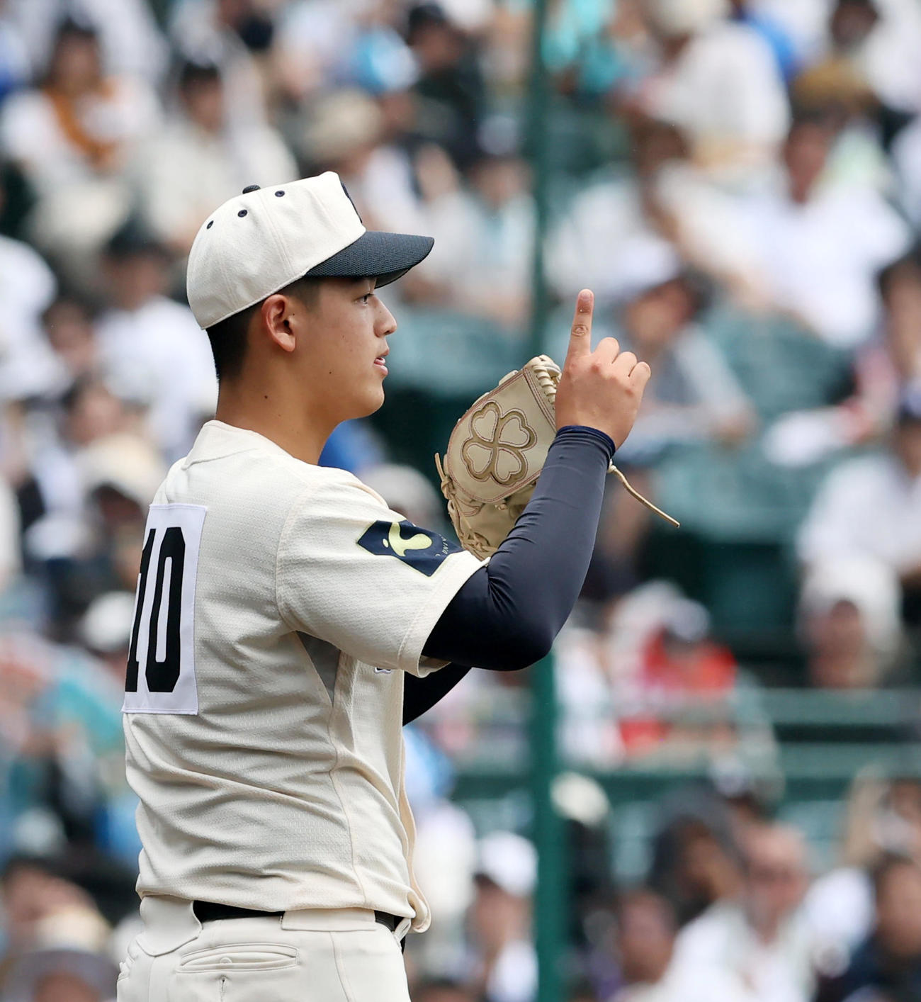 花巻東対東洋大姫路　9回表花巻東無死二塁、東洋大姫路2番手で登板し指一本を立てる阪下（撮影・加藤哉）