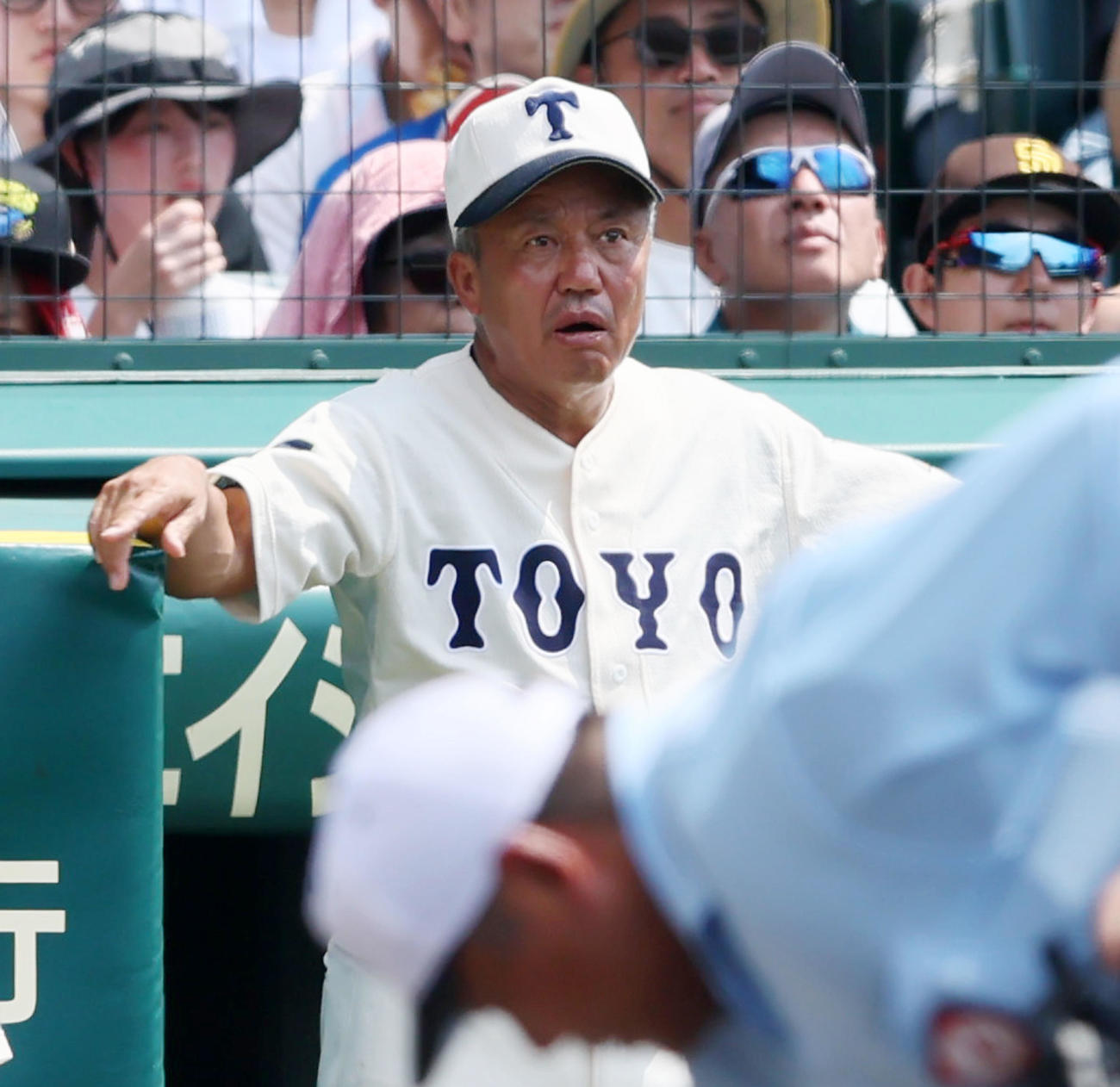 花巻東対東洋大姫路　試合中、ベンチから指示を送る東洋大姫路の岡田監督（撮影・加藤哉）