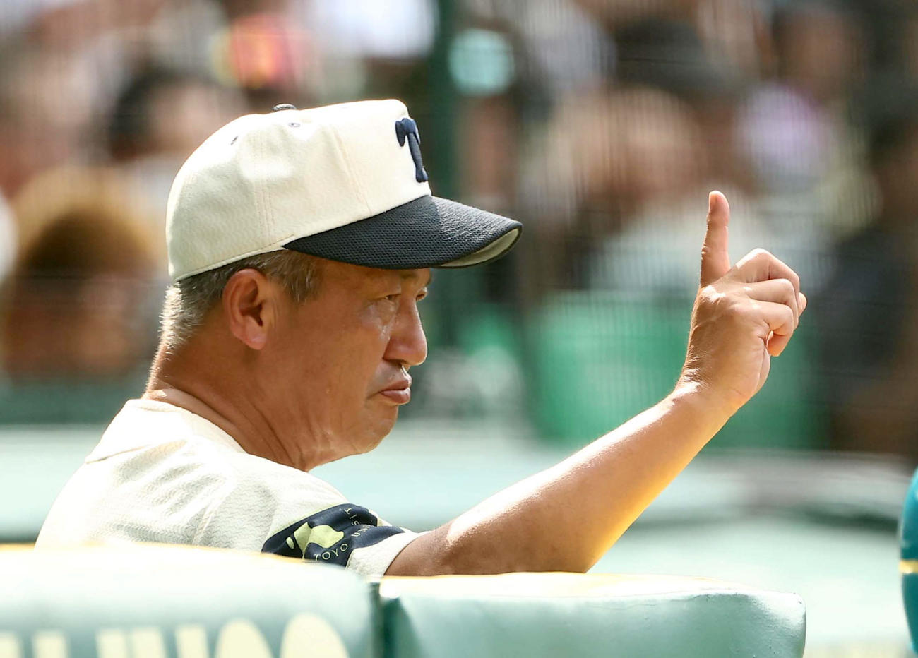 花巻東対東洋大姫路　選手に指示を出す東洋大姫路・岡田監督（撮影・上田博志）