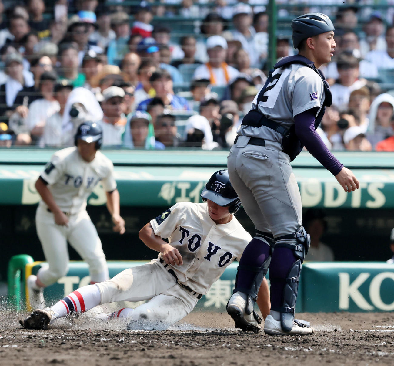 花巻東対東洋大姫路　5回裏東洋大姫路1死二、三塁、桑原の中犠飛で生還する三塁走者・高畑（撮影・加藤哉）