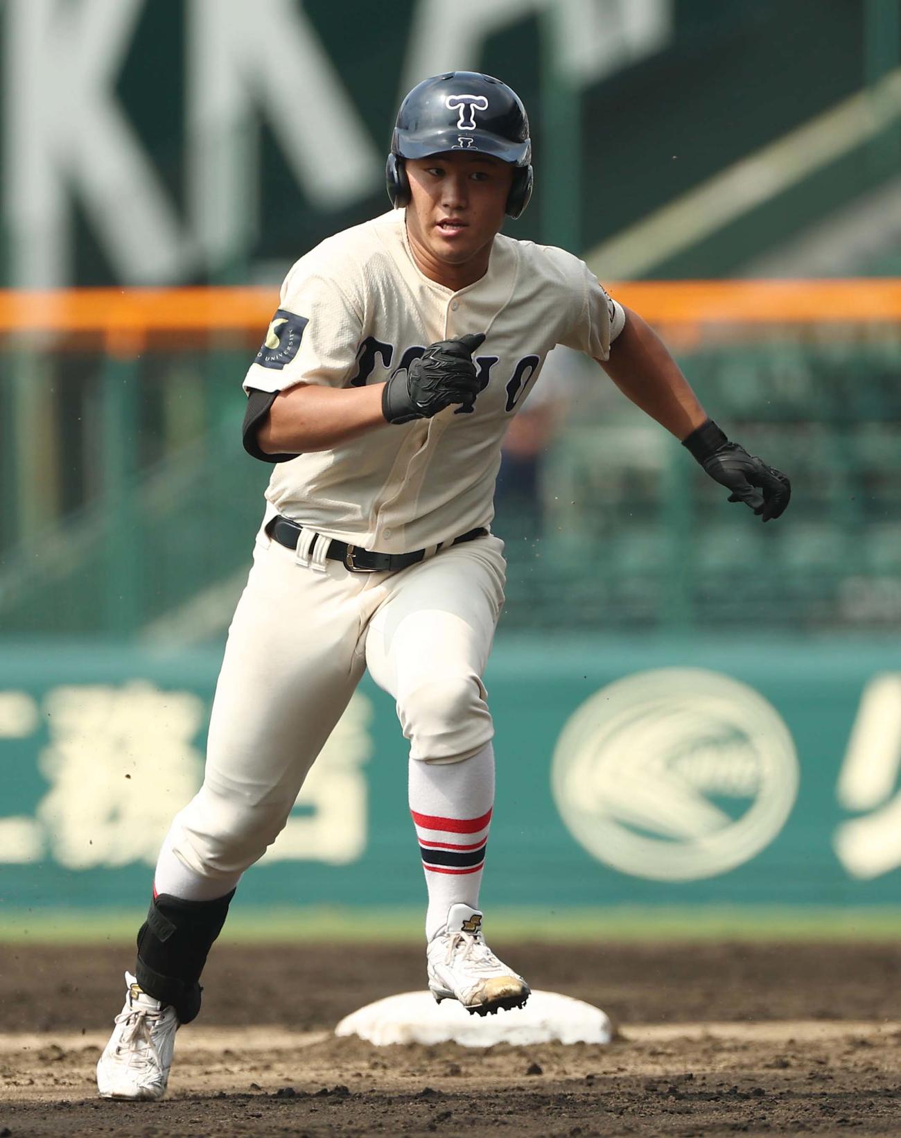 花巻東対東洋大姫路　3回裏東洋大姫路2死二塁、適時二塁打を放った白鳥は悪送球の間に三塁へ向かう（撮影・上田博志）