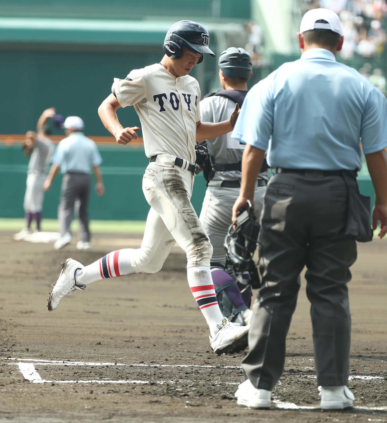 花巻東対東洋大姫路　1回裏東洋大姫路2死一、二塁、高田の適時打で生還する渡辺（撮影・上田博志）