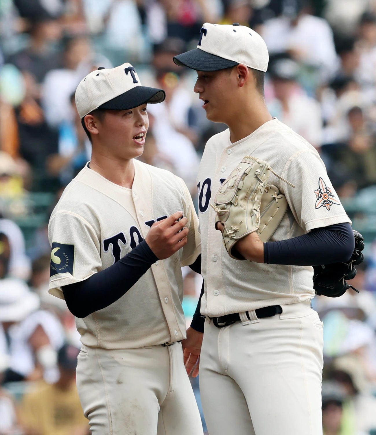 花巻東対東洋大姫路　9回表花巻東無死二塁、東洋大姫路は先発の木下（左）から2番手阪下へ投手交代（撮影・加藤哉）