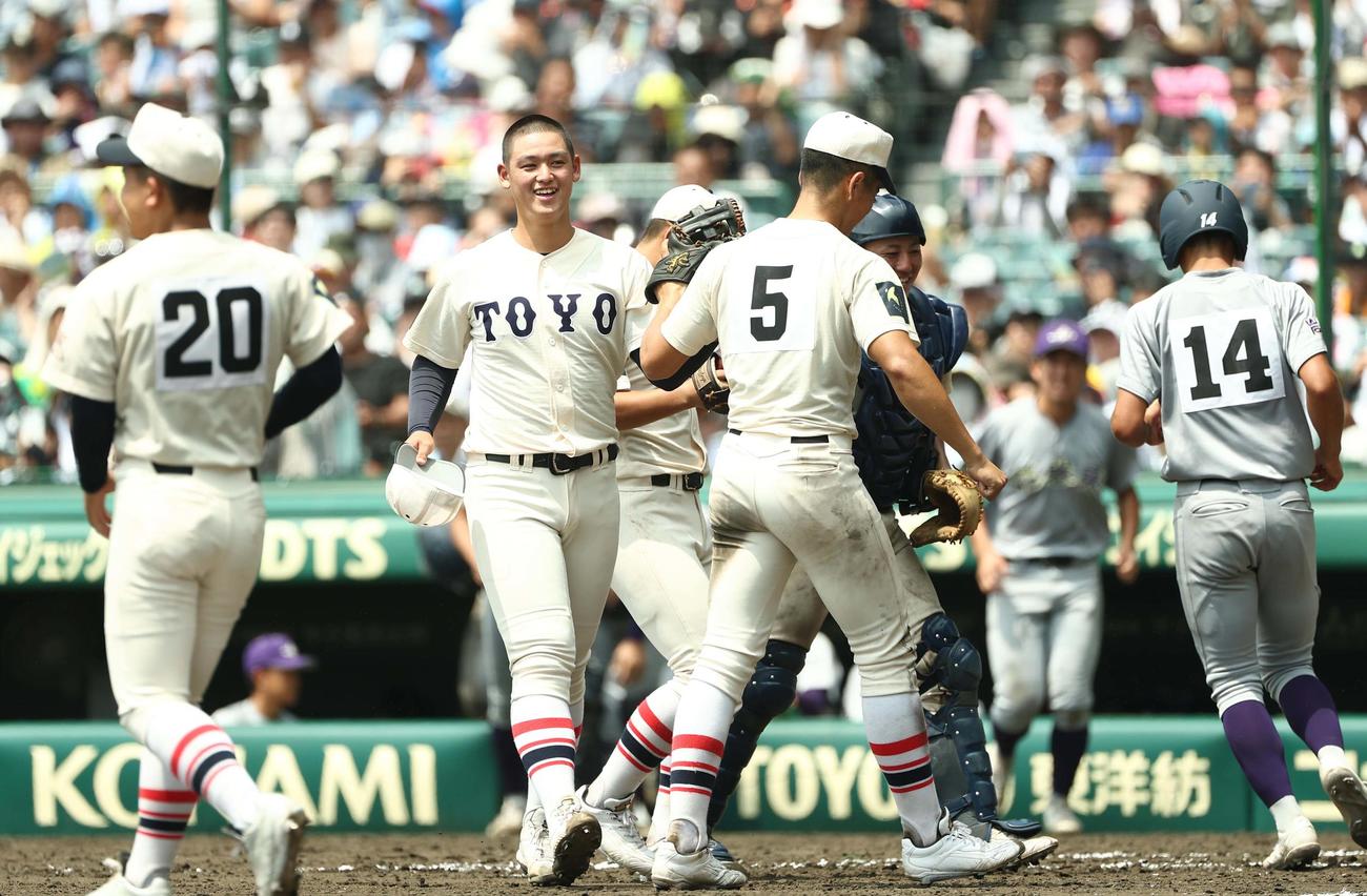 花巻東対東洋大姫路　2番手で試合を締めた東洋大姫路・阪下（左から2人目）は笑顔で勝利を喜ぶ（撮影・上田博志）