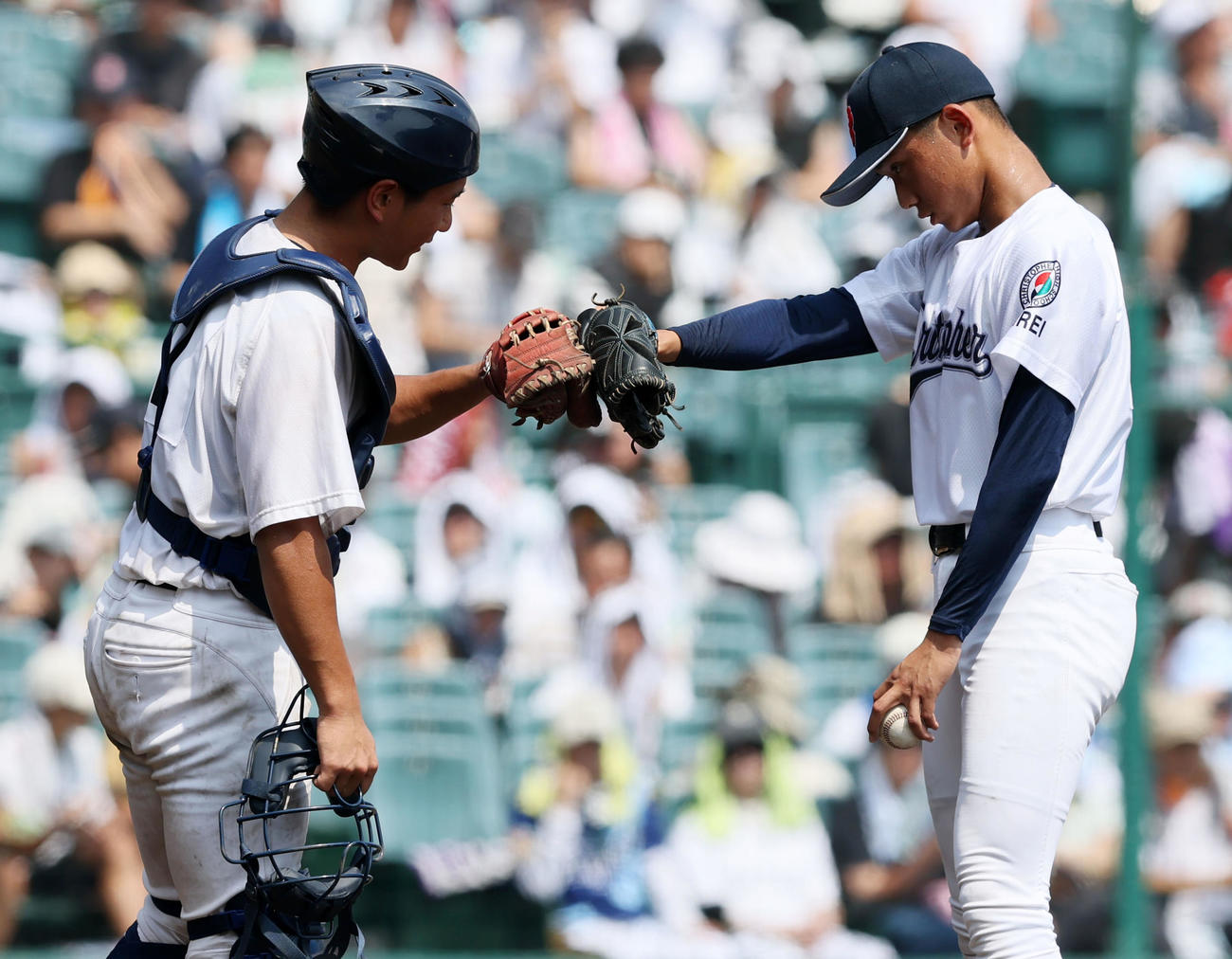 聖隷クリストファー対西日本短大付　7回裏西日本短大付2死二塁、打者井上を向かえたところで高部（右）はマウンドへ駆け寄った捕手武智とグラブでタッチ（撮影・加藤哉）