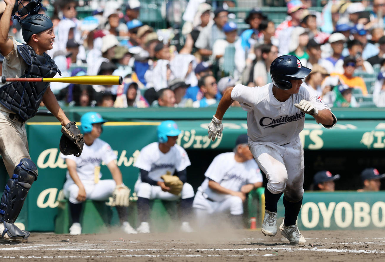 聖隷クリストファー対西日本短大付　7回裏西日本短大付2死二塁、武智は左前適時打を放ち同点とする（撮影・加藤哉）