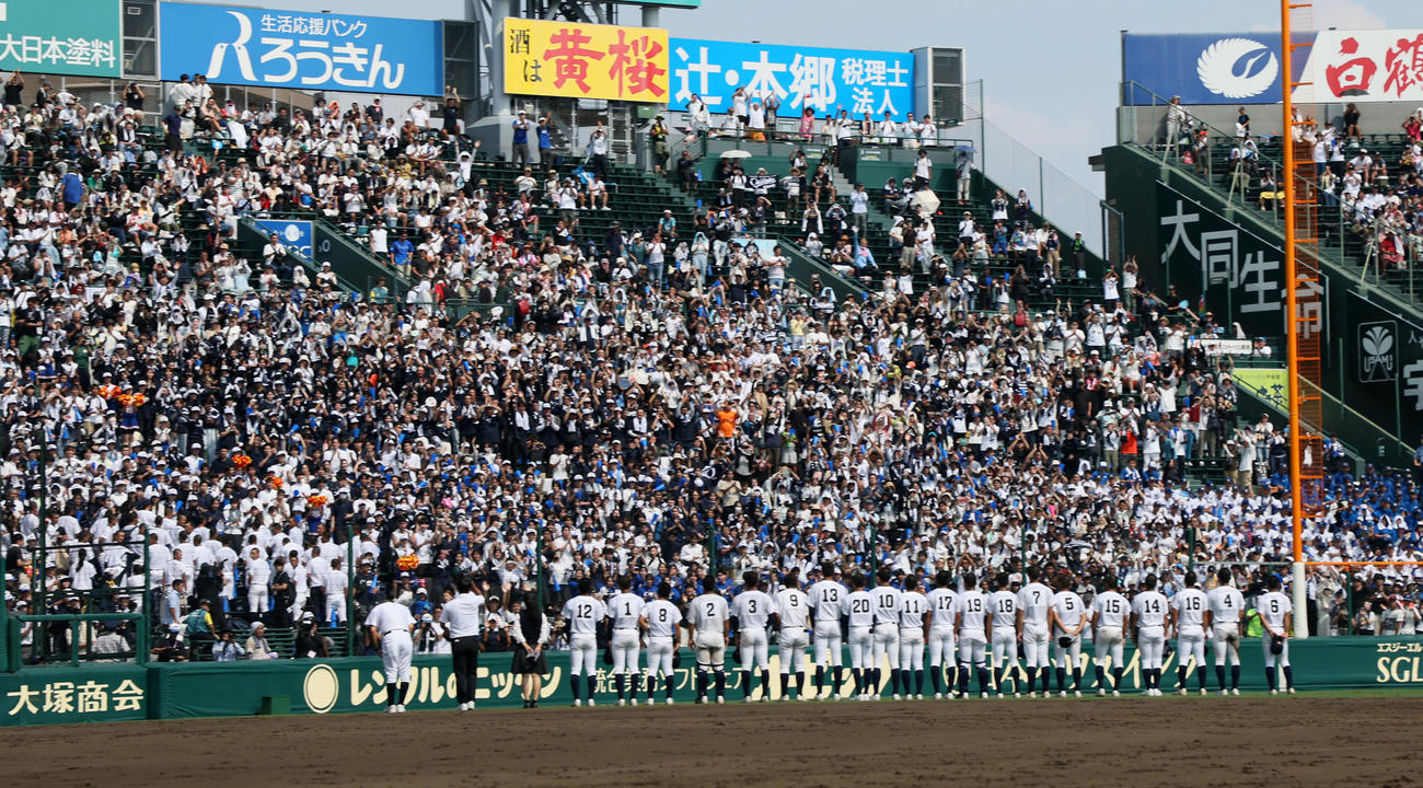 聖隷クリストファー対西日本短大付　西日本短大付に敗れアルプススタンドの応援団へあいさつする聖隷クリストファーナイン（撮影・加藤哉）
