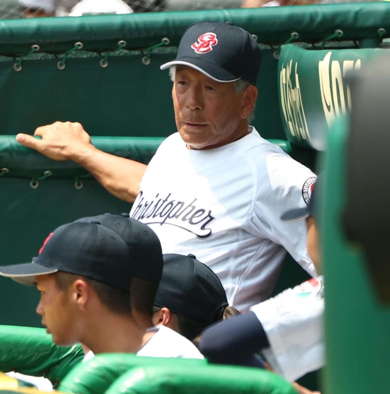 聖隷クリストファー対西日本短大付　試合を見守る聖隷クリストファー・上村監督（撮影・上田博志）