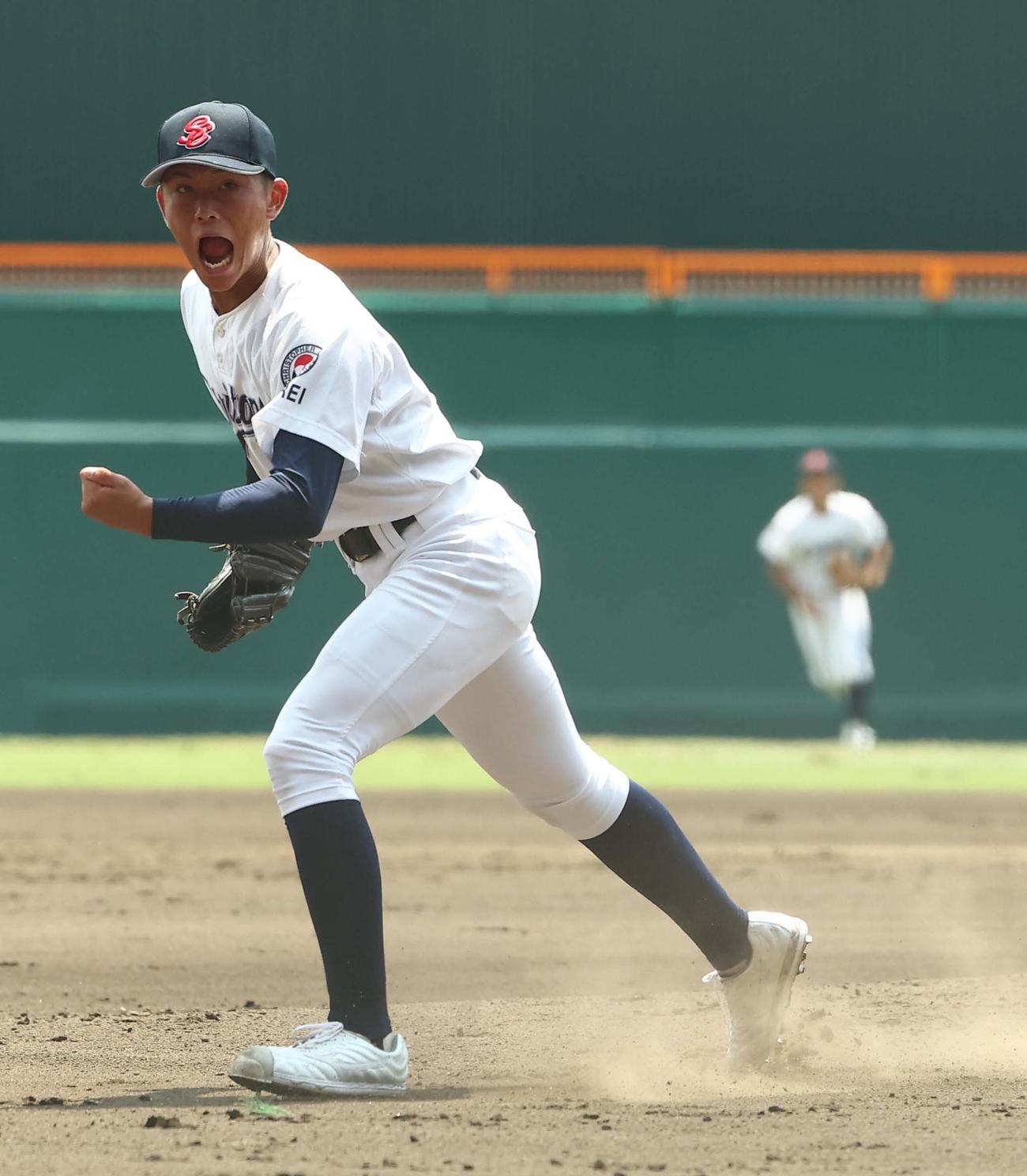 聖隷クリストファー対西日本短大付　1回裏西日本短大付2死三塁、佐藤から三振を奪いガッツポーズをする高部（撮影・上田博志）