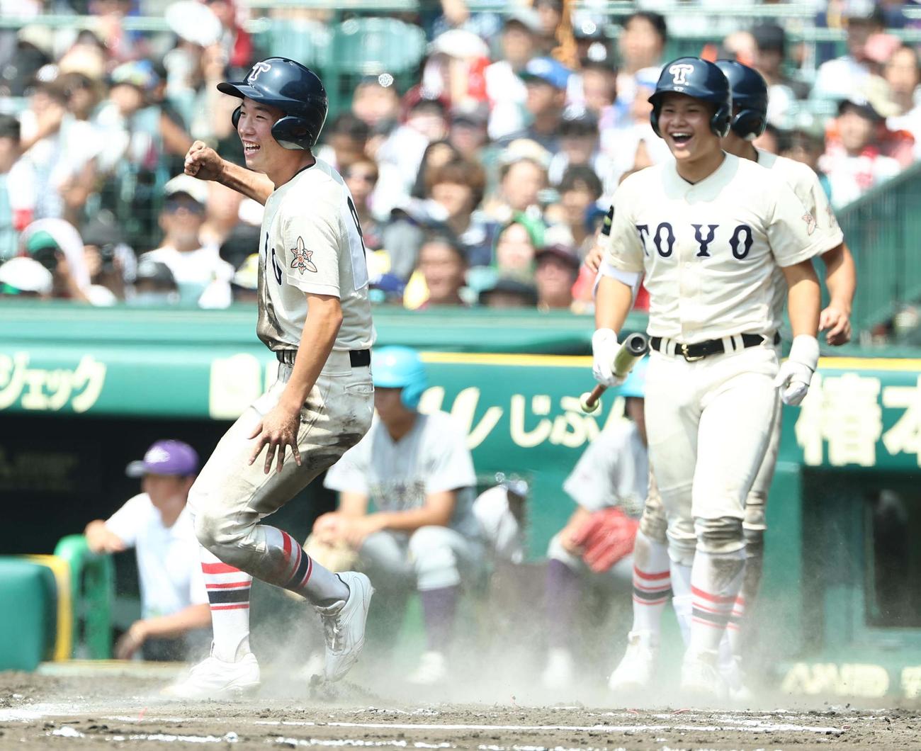 花巻東対東洋大姫路　6回裏東洋大姫路1死二、三塁、木本（左）は白鳥の適時打で生還し笑顔を見せる（撮影・上田博志）