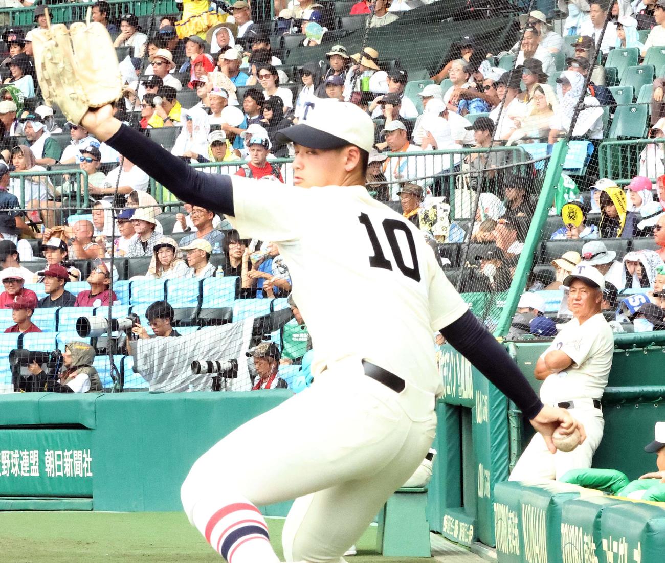 花巻東対東洋大姫路　岡田監督（右）は阪下の投球練習を見守る（撮影・上田博志）