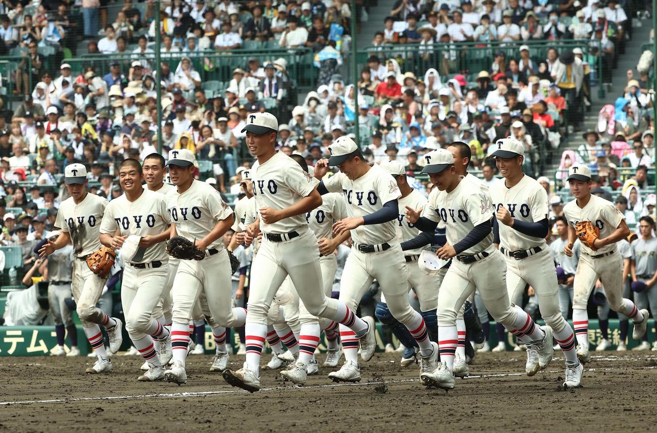 花巻東対東洋大姫路　花巻東に勝利した東洋大姫路ナインは応援団席に駆けだす（撮影・上田博志）