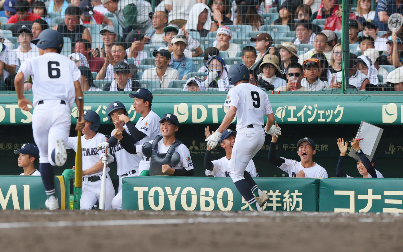佐賀北対明豊　5回裏佐賀北2死一、三塁、宮崎淳多は右前適時打をで盛り上がる佐賀北ナイン（撮影・上山淳一）