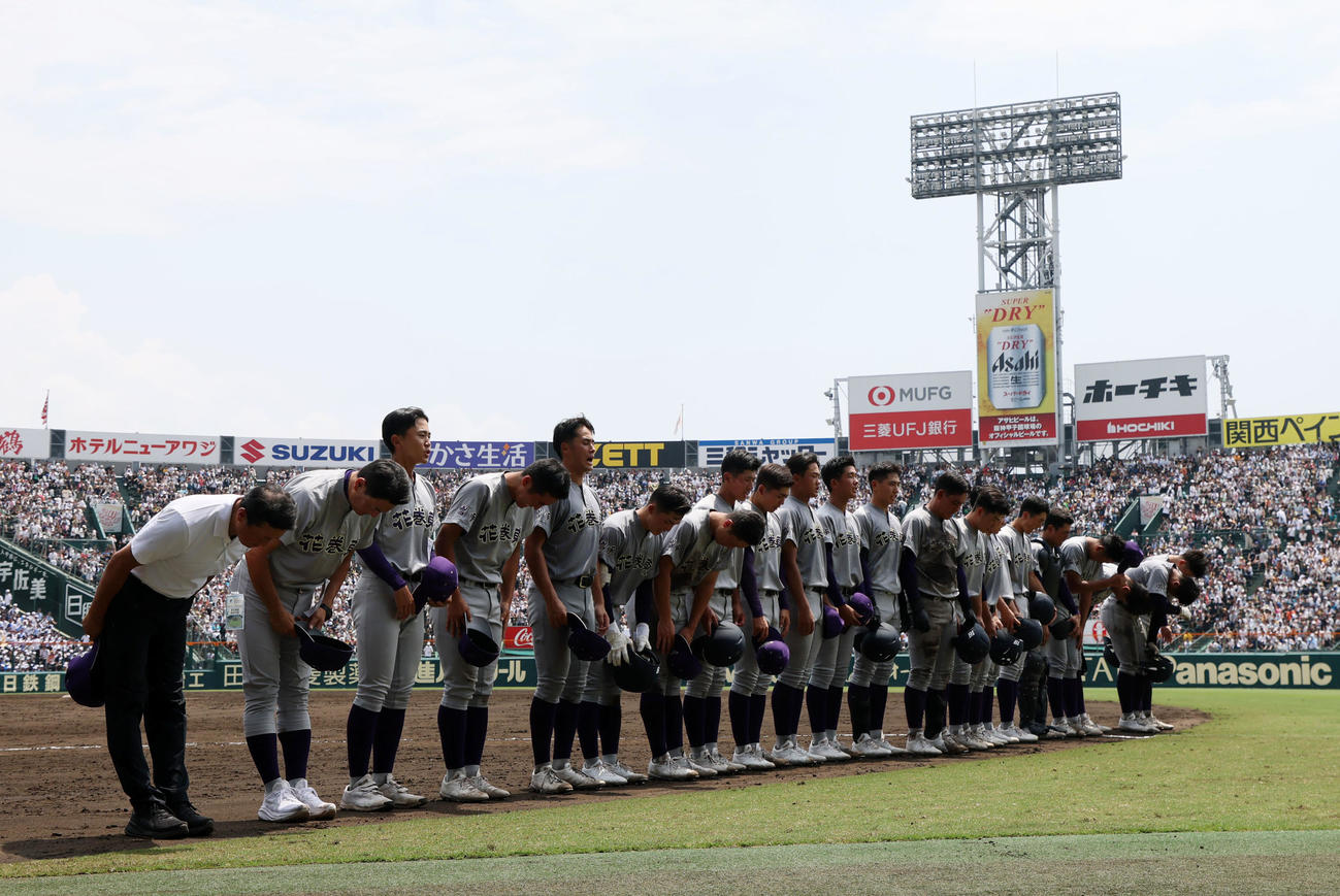 花巻東対東洋大姫路　東洋大姫路に敗れアルプススタンドへあいさつする花巻東ナイン（撮影・加藤哉）